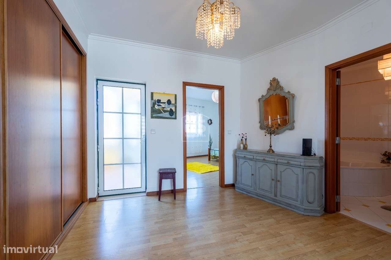 Moradia T5 geminada na Garcia, Marinha Grande-32