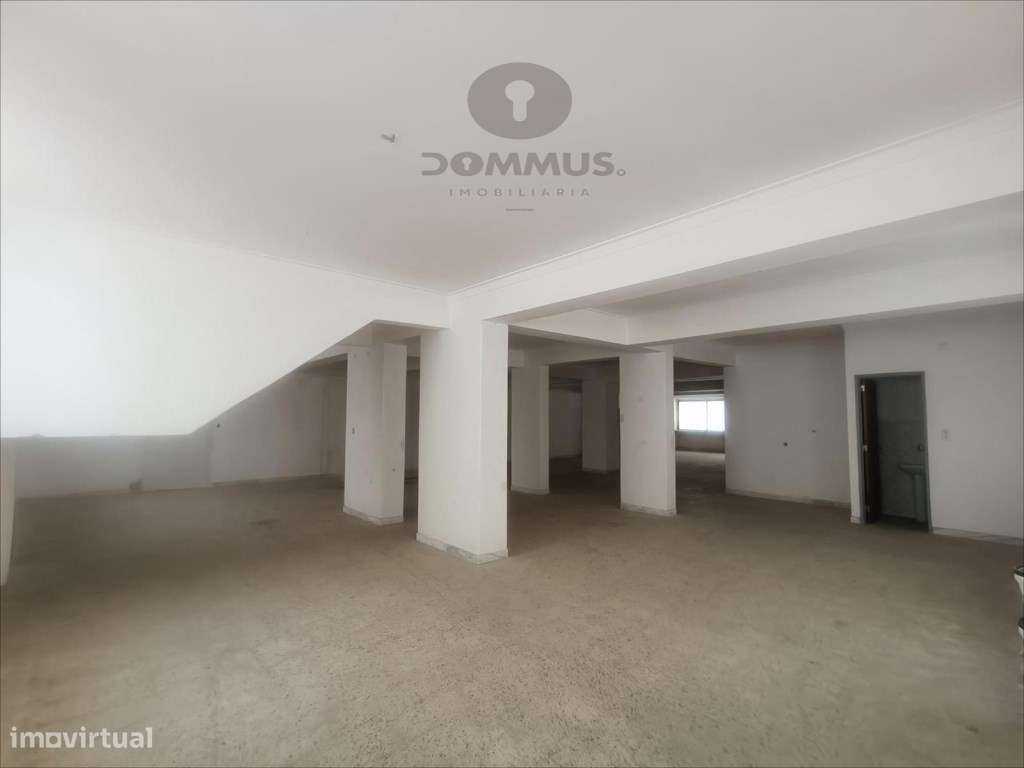 Loja / Armazém com acesso direto para a rua no Cacém - Grande imagem: 4/17