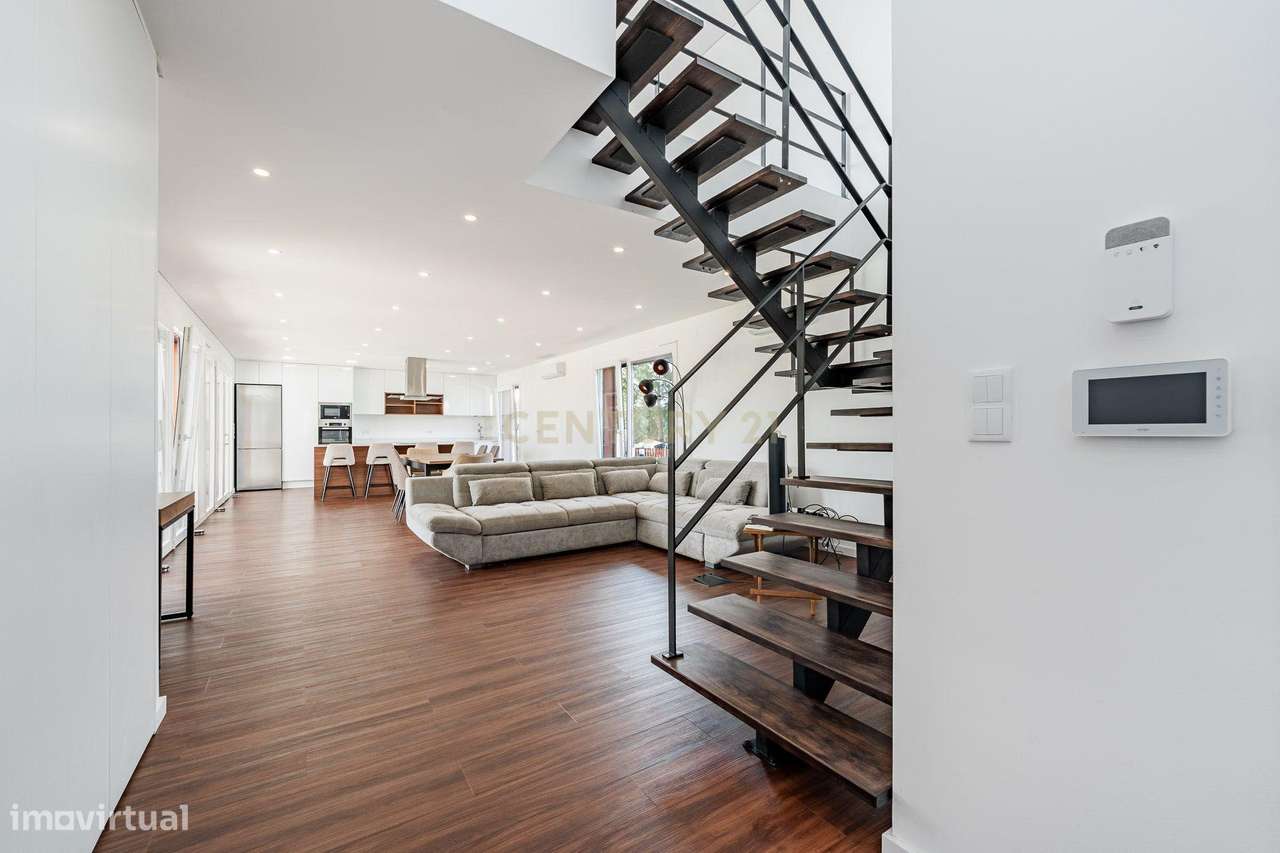 Moradia T4 em Fernão Ferro, Seixal, com Piscina e enorme Jardim-9