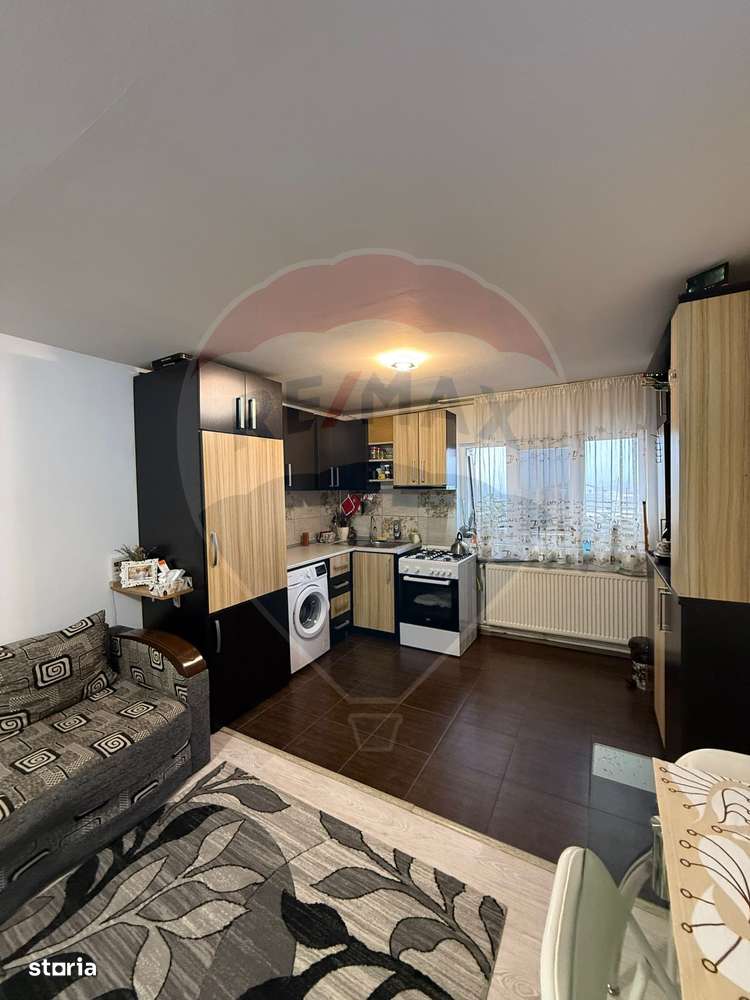 Apartament cu 3 camere de vânzare în zona Lapus-5