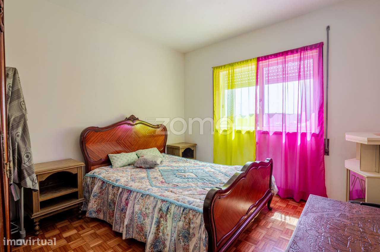 Apartamento T3 com garagem, varanda e arrumos-16
