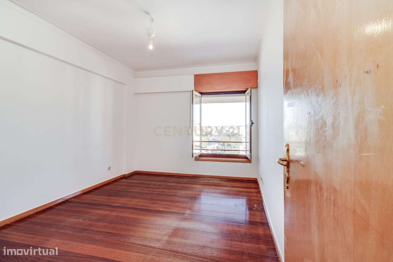 Fantástico T5 Quinta das Conchas frente ao metro-16