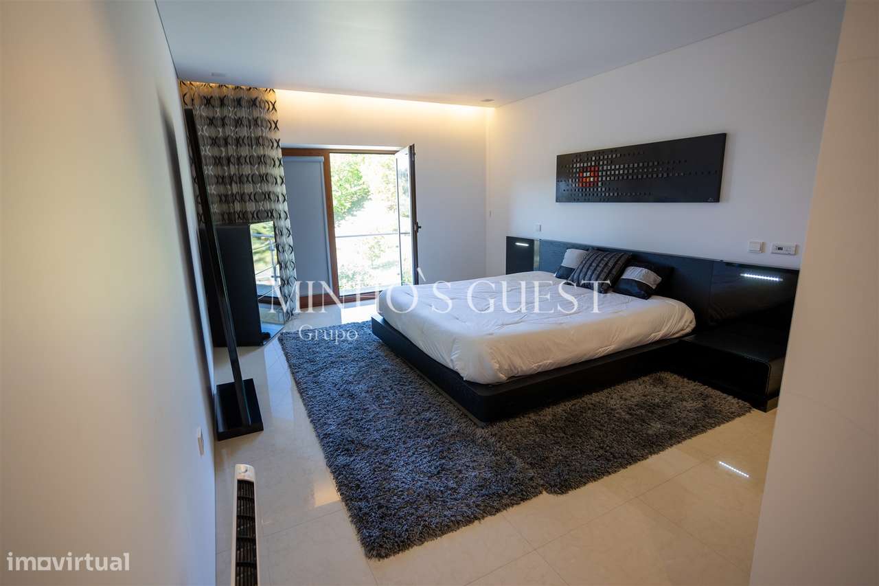 Moradia V4 de Luxo (650m2) Implantada em Terreno de 12500m2 - Souto, G-16