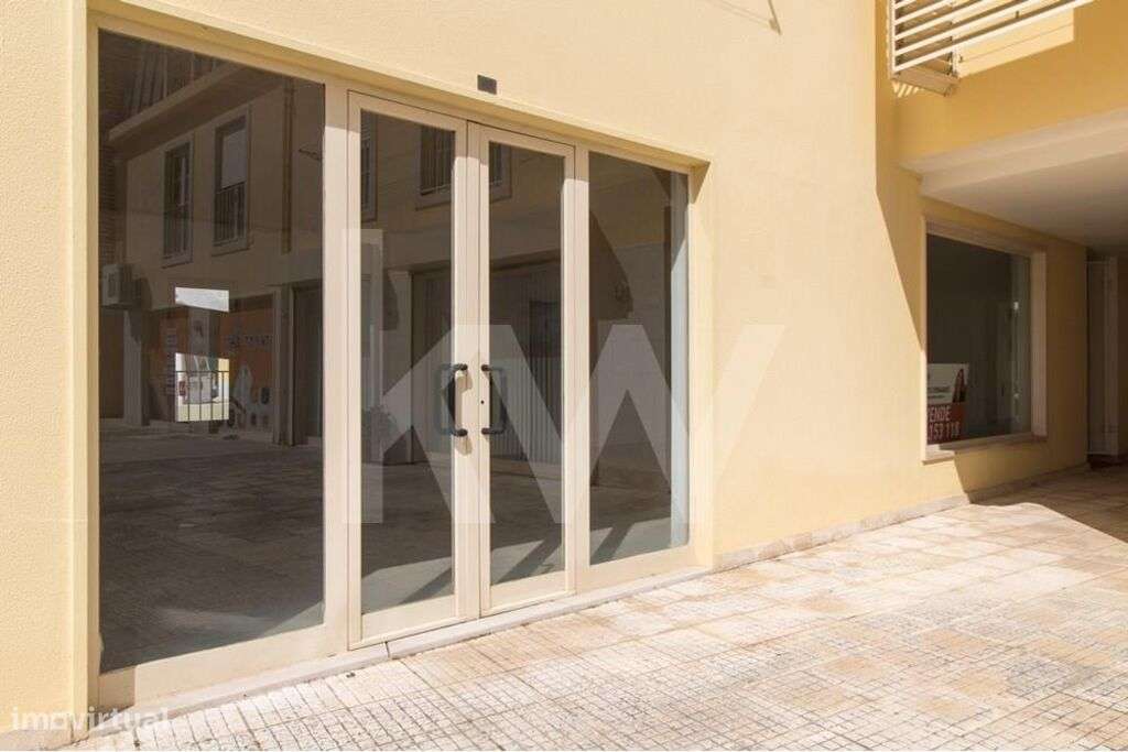 Loja para comercio e serviços no centro de Mafra, com 2 pisos e 2 Wc`s - Grande imagem: 4/26