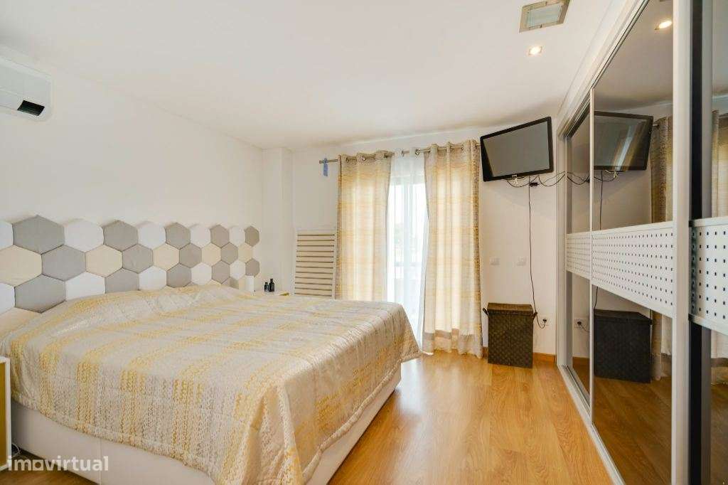 T4 de Luxo remodelado com 225 m², 2 Parqueamentos e Excelente Local...-12