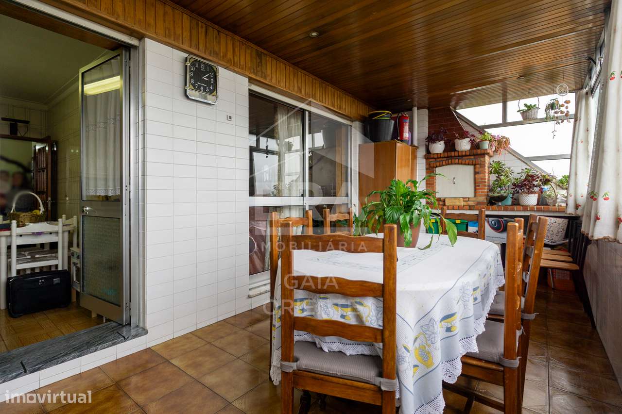 Apartamento T2 com Terraços e Vista Douro-13