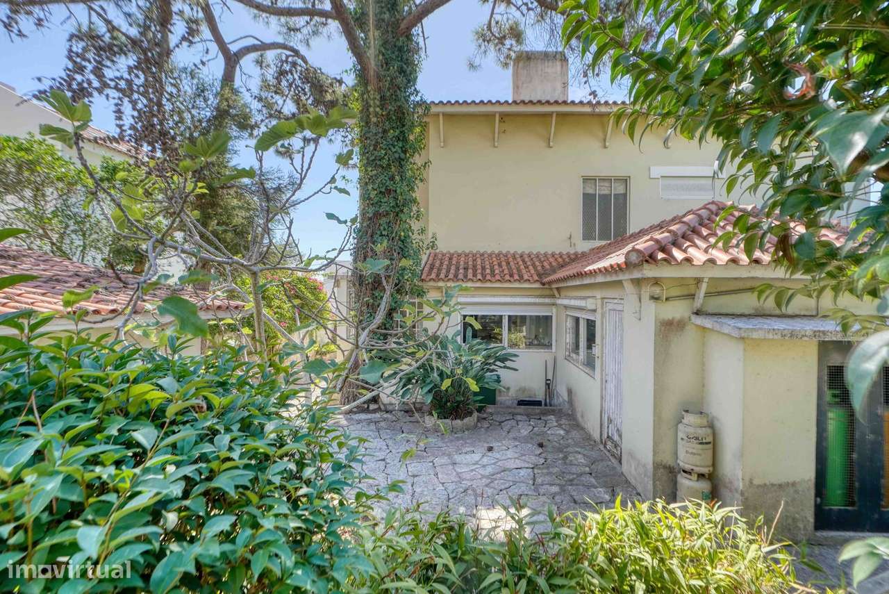 Moradia para recuperar no centro do Estoril, com piscina e vista mar-7