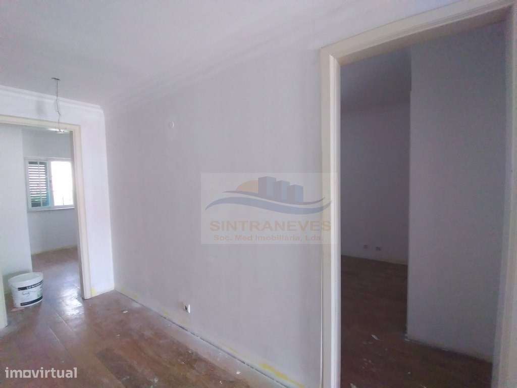 Lindo Apto T4 , totalmente remodelado num 1º andar, junto à Base Na...-9