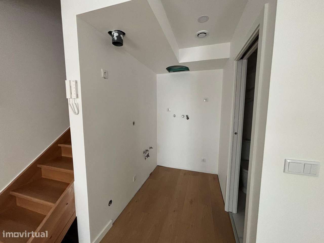 venda de magnifico prédio na Rua da Matemática (4 T0´s e 5 T1's)-54