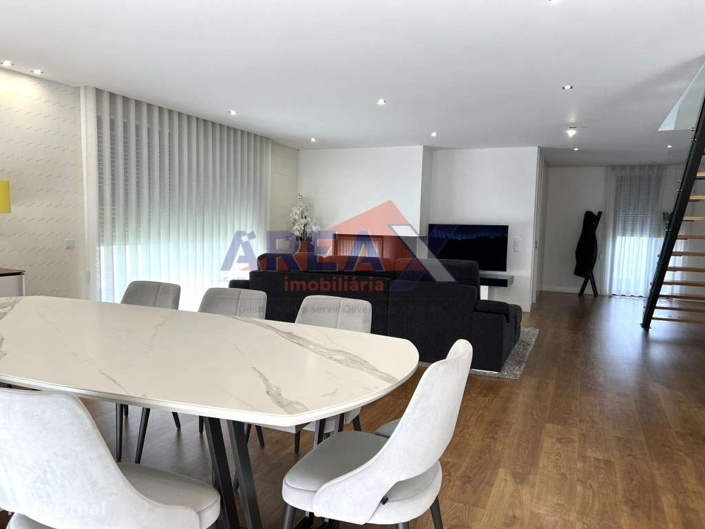 Moradia T4 de Arquitetura Moderna | Excelente Estado-13