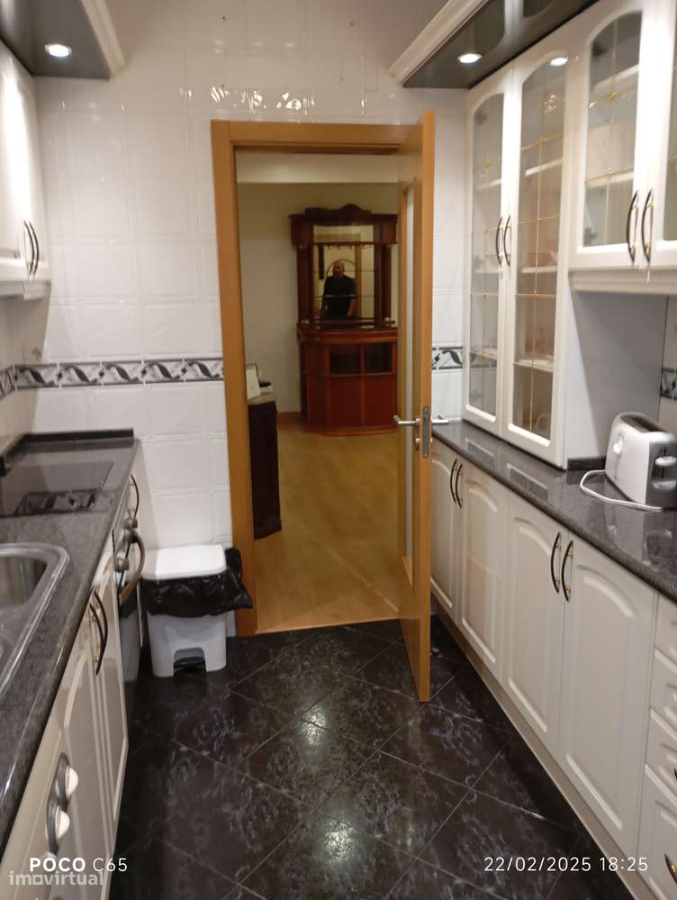 Quarto com varanda, elevador e excelente localização - Grande imagem: 5/8