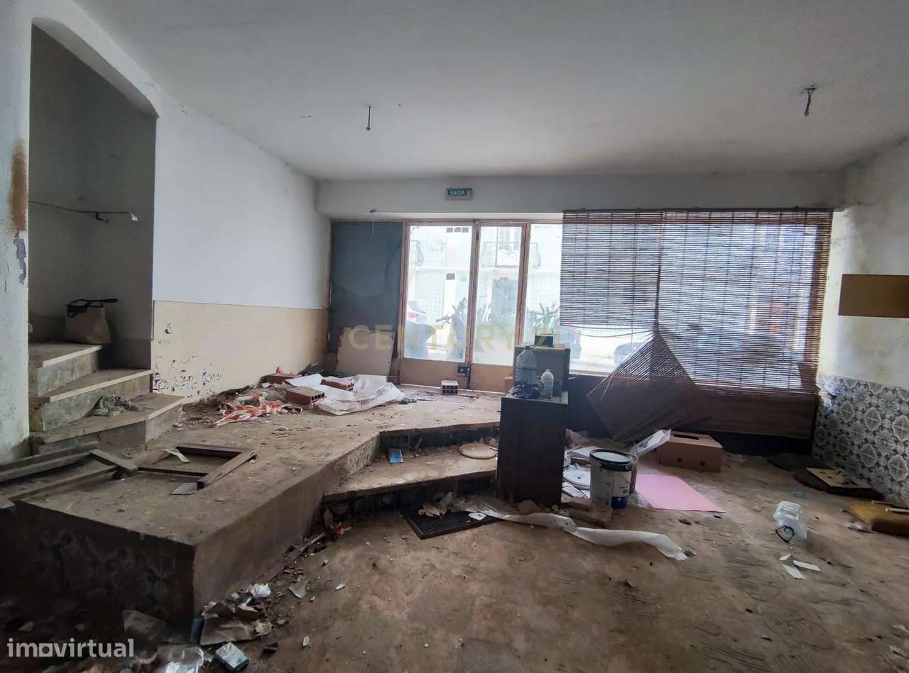 Prédio de 3 pisos de uso misto, zona ribeirinha, zona ARU.-23