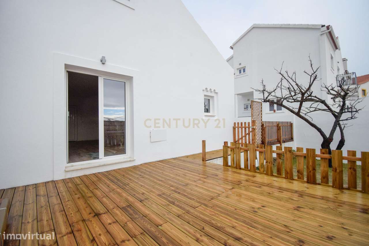 MORADIA T2 com Jardim * Bairro tranquilo em Cova da Piedade Almada-6