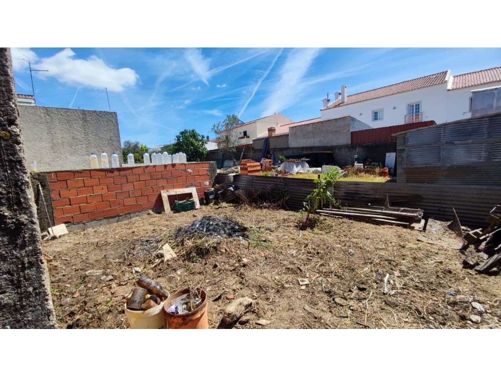 Terreno de 150 m² com construção inacabada próximo de Vila Viçosa. - Grande imagem: 5/10