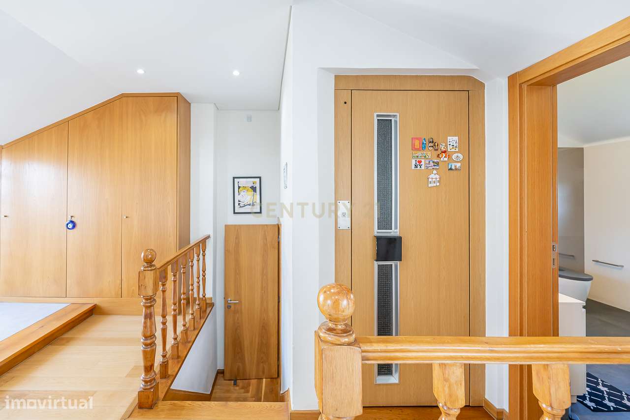 Moradia de Luxo T4 com Piscina e Jardim em Alvalade-42