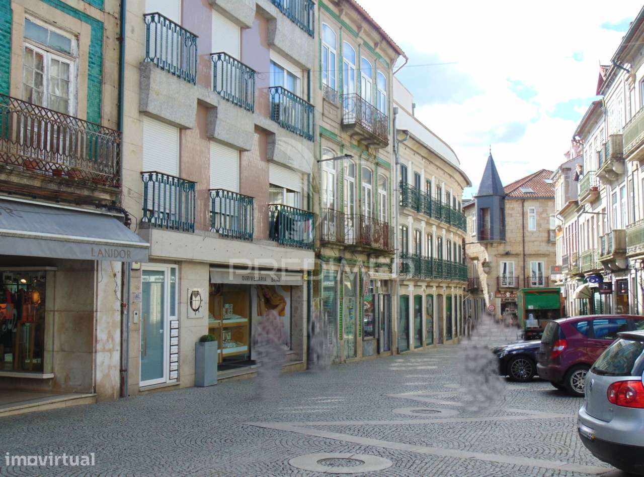 Prédio 3 pisos e loja comercial na zona Histórica de Vila Real - Grande imagem: 2/37