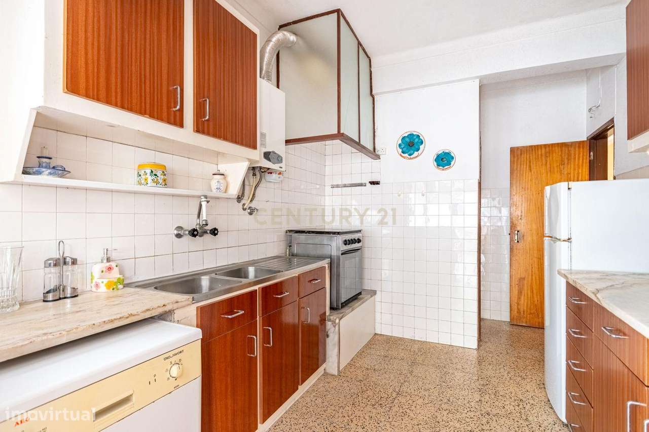 Moradia T3 c/ lote de 2393m2 em Caneças-13