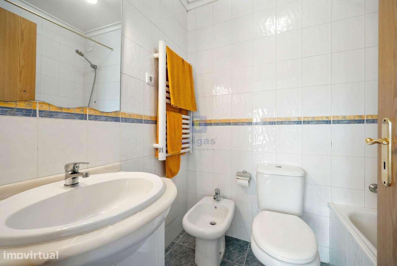 Apartamento T3 Renovado com Vista Rio-14