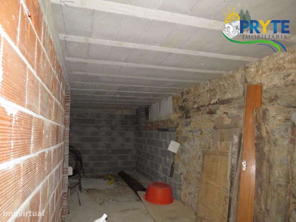Imóvel em fase de recuperação situado na Sobreira Formosa - Grande imagem: 5/11