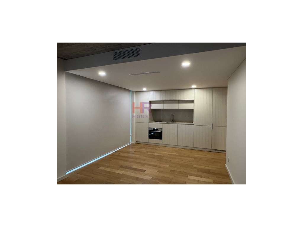 Vende-se T1 com aparcamento privativo coberto. - Grande imagem: 1/9