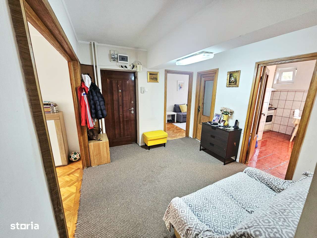 Vând apartament 4 camere-str.Splaiul Crișanei-12