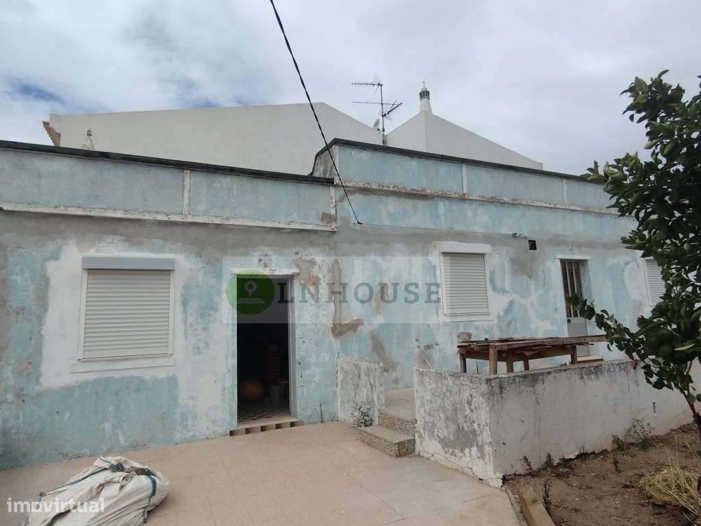 Moradia térrea T2 em remodelação com garagem, pátios e horta, Odele...-0