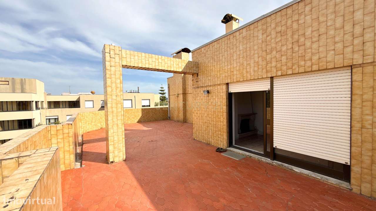 Excelente T1 com Terraço de 68 m² e Lugar de Garagem-2