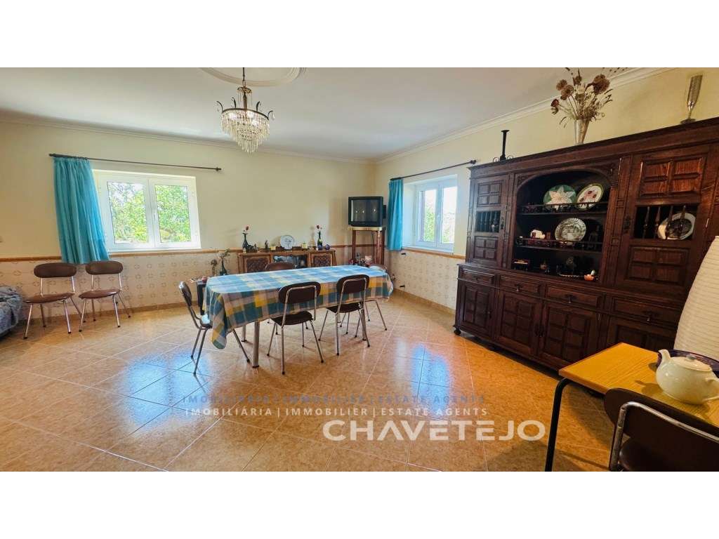 Quintinha T4 com Amplas zona para Oficinas, Terreno Plano e Enorme ...-13