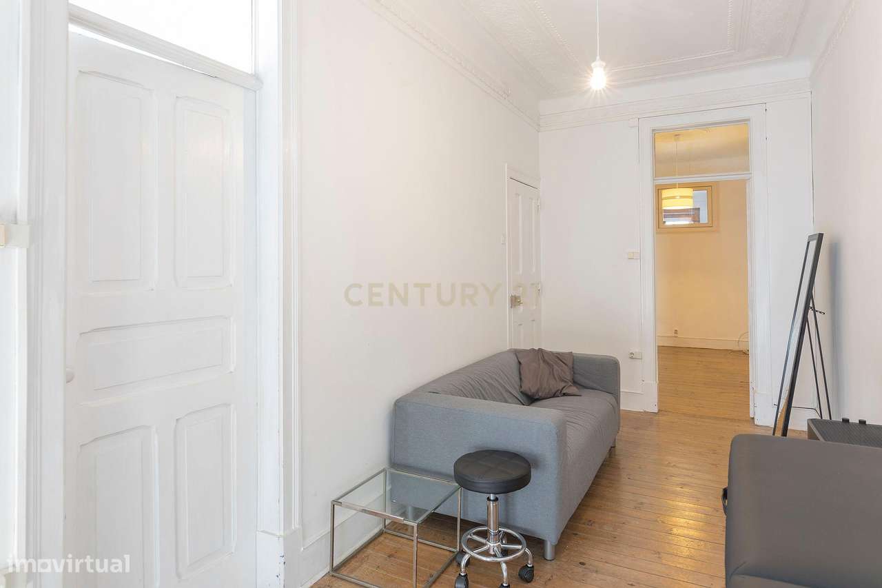 Prédio em propriedade Total | 3 Apartamentos T2+1 e Loja | Lisboa | A-21