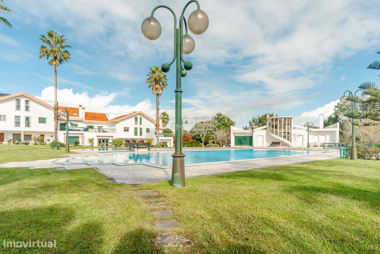 Moradia T5 renovada em condomínio fechado com piscinas, campo de ténis-56