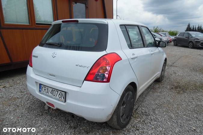 Suzuki Swift 1.3 Club - 3