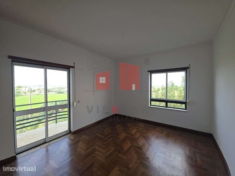 Apartamento T3 em zona sossegada do carregado-10