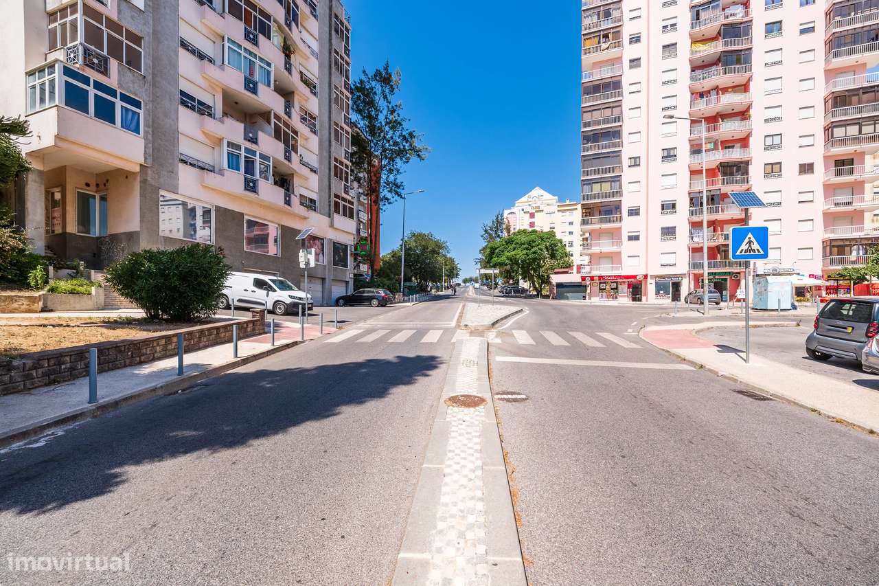 Apartamento T2 Remodelado | Tapada das Mercês-43