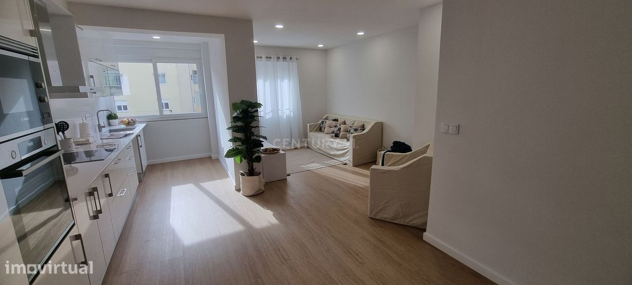 Apartamento T3 Remodelado no Centro de Almada