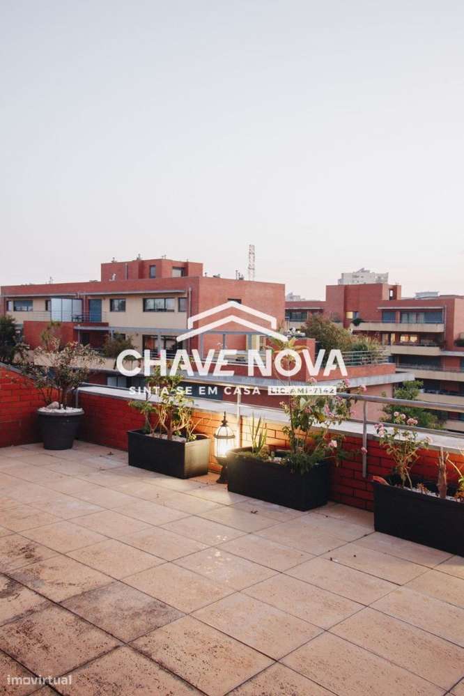 T5 triplex  3 frentes  piscina Garagem Junto colégio Luso Francês-19