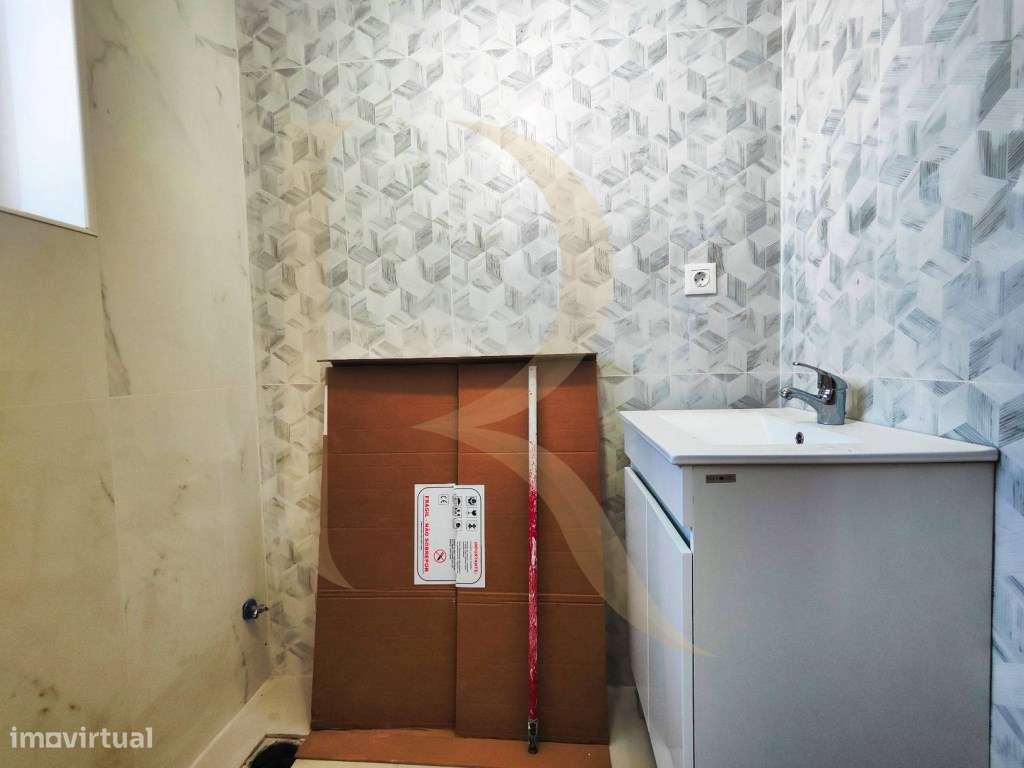 Apartamento T4 remodelado no Laranjeiro - Almada-18
