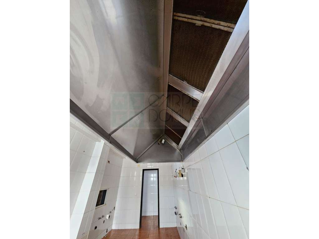 Prédio com Comércio e 2 apartamentos, em Mem Martins, Sintra-11