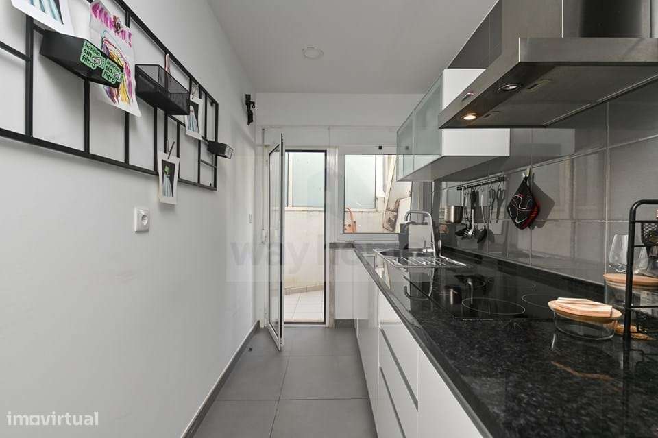 Apartamento T1 | Remodelado | Mobilado | Varanda e terraço | Campo Már-6