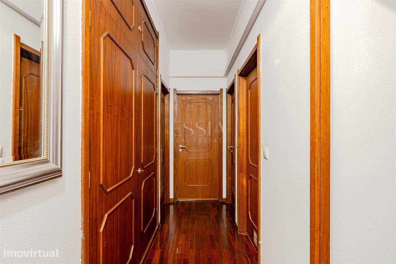 Apartamento T4 com Garagem Box entre o Marquês e Praça Sá Carneiro-24