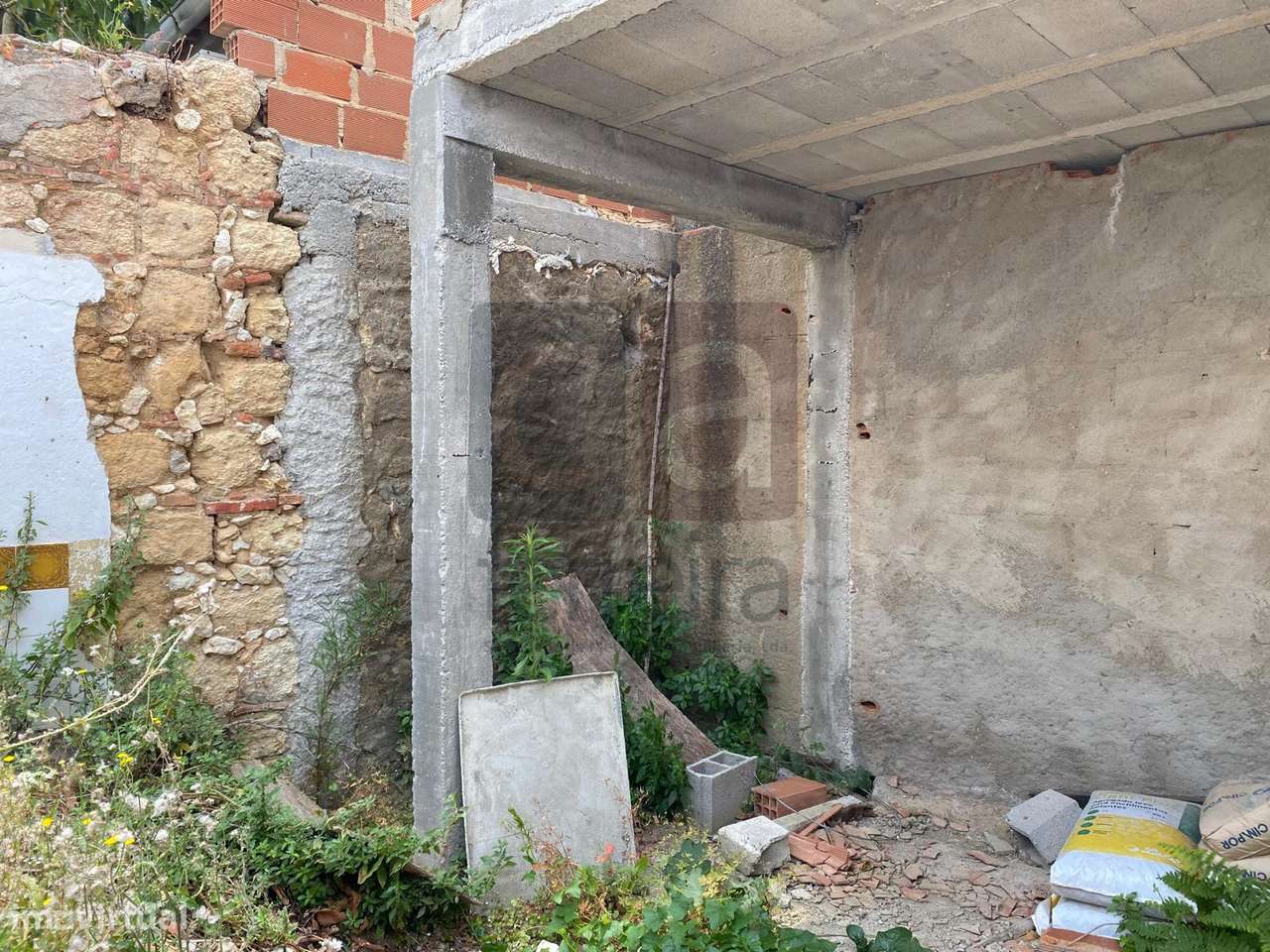 Moradia térrea no centro de Alcanhões para recuperar-3