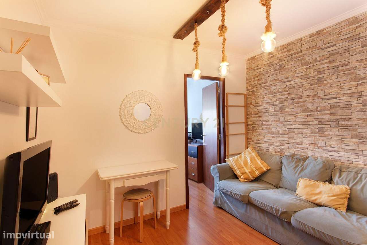 Mem Martins - Apartamento T1 transformado em T2 em zona tranquila.-6