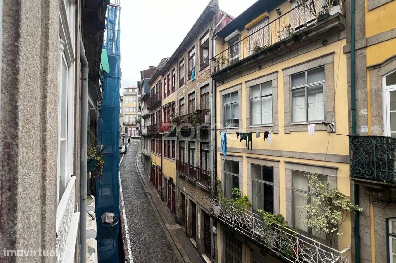 Prédio devoluto de 3 pisos, zona histórica Porto, terraço e potenci... - Grande imagem: 5/17