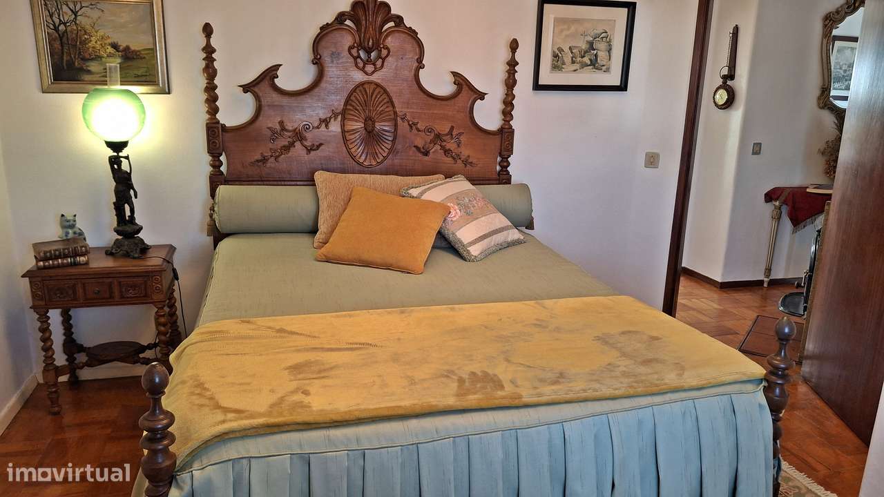 Magnifica propriedade constituída por armazém e moradia bi-familiar.-32