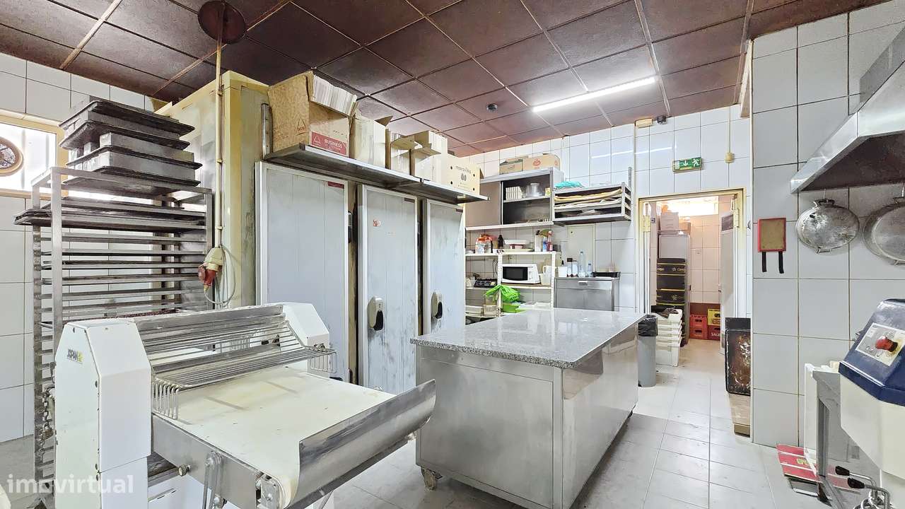 Amplo Espaço Comercial em Sarrazola – Cacia-15