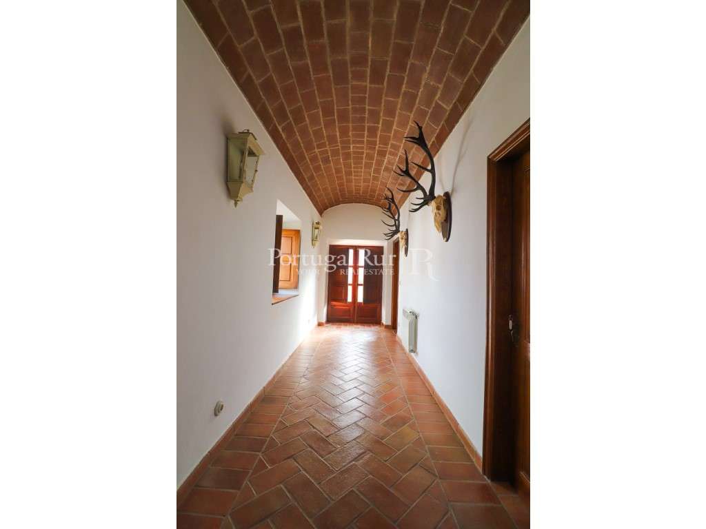 Herdade de Caça Maior com 1000 Hectares + 4 Apartamentos + Anexos-26