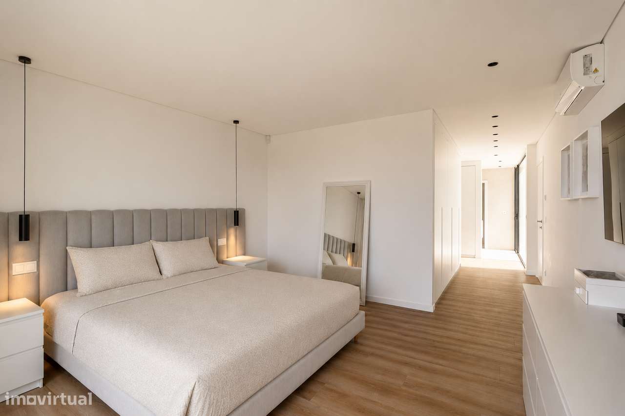 Moradia T4 contemporânea com jardim e piscina no bairro da Martinha, E-13