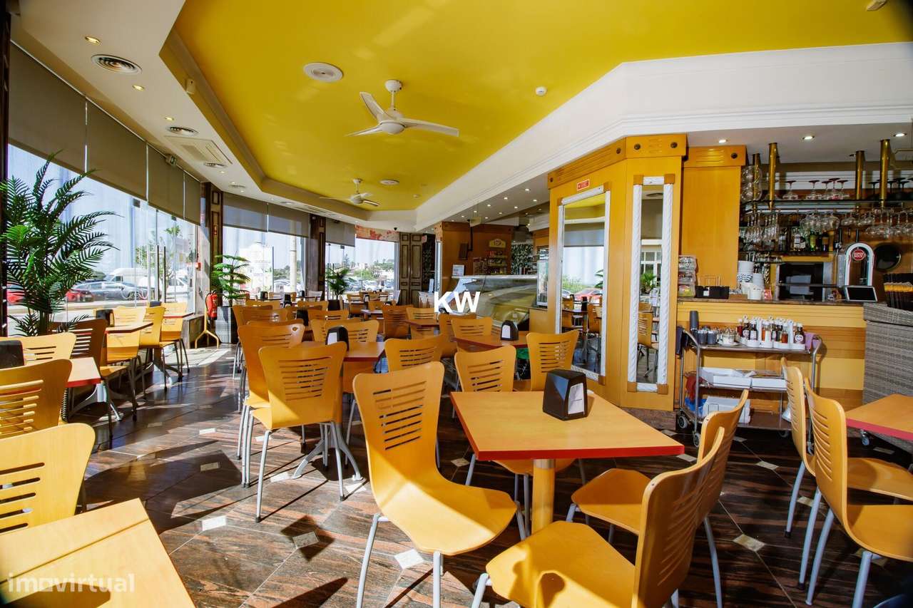 Pastelaria e Gelataria com vista mar em Armação de Pêra - Algarve - Grande imagem: 5/25