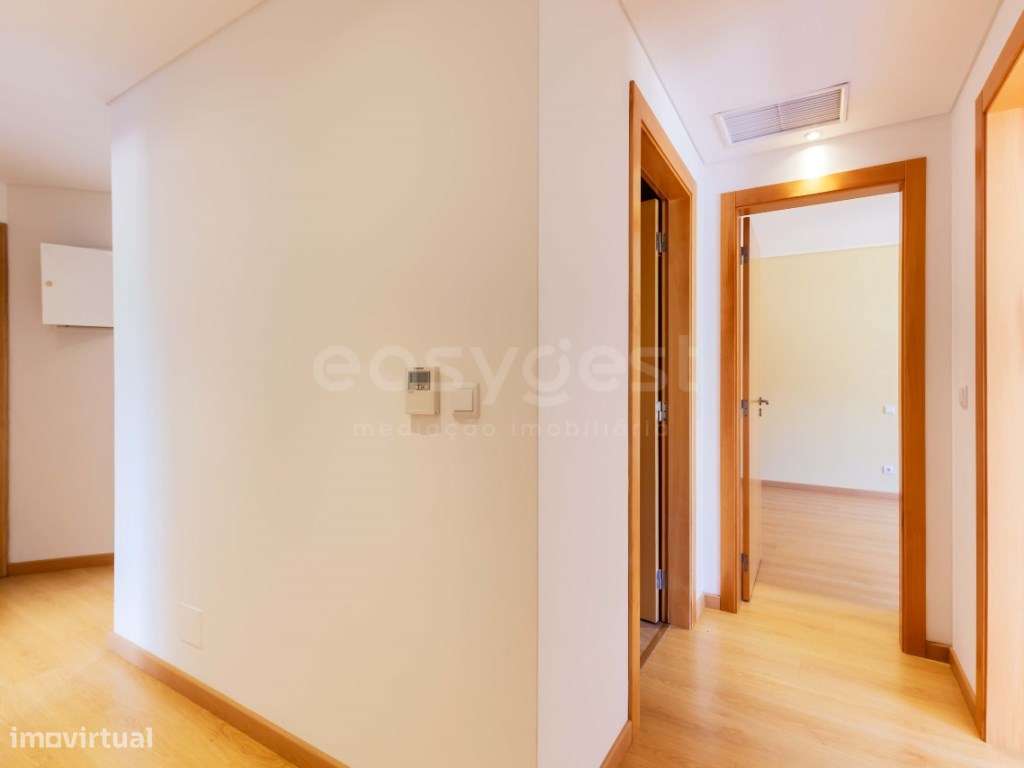 T2 Colinas do Cruzeiro com garagem para mais de 20 carros e terraço...-17