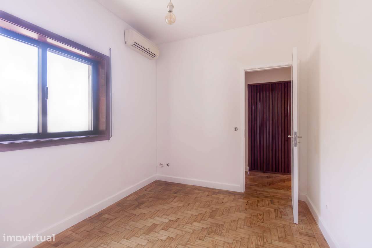 T2 Remodelado com Elegância no Coração de S João da Madeira-14