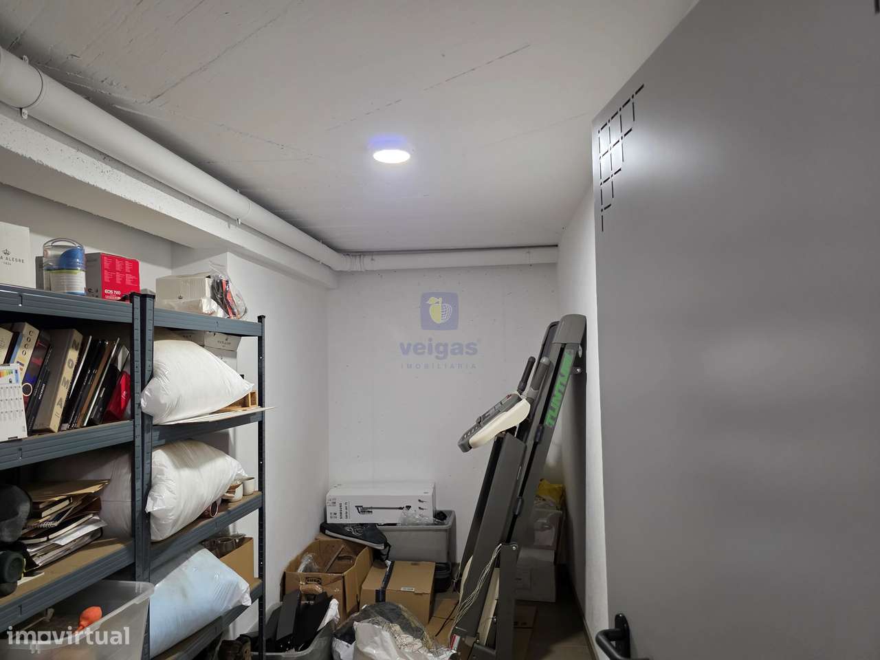 Apartamento semi-novo, T2, 2 WC, box p/ 2 carros e arrumos, em Leiria-31